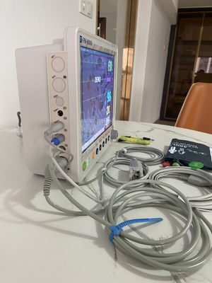 Máy theo dõi bệnh nhân di động 5 thông số 12.1 inch với 16 ngôn ngữ dùng trong y tế