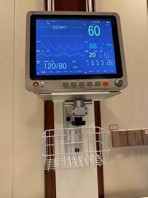 Giá đỡ tường kim loại điều chỉnh độ cao để gắn màn hình bệnh nhân trong phòng bệnh viện